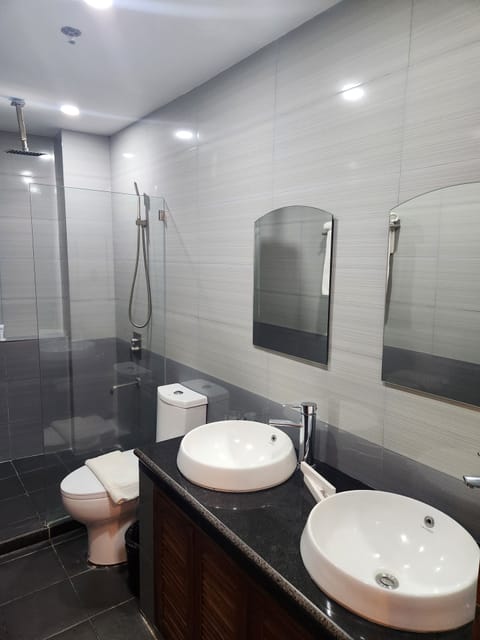 Family Quadruple Room | Bathroom | Free toiletries, slippers, bidet, towels