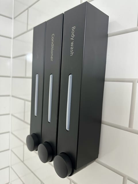 Combined shower/tub, free toiletries, hair dryer, towels