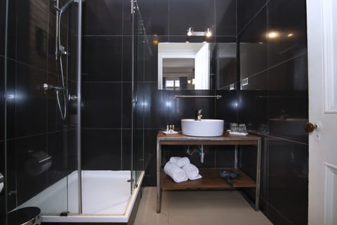 Premium Suite | Bathroom | Free toiletries, hair dryer, towels