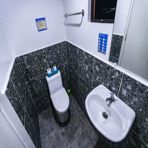 Standard Room | Bathroom | Shower, rainfall showerhead, bidet, towels