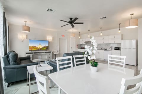 Superior Condo, 4 Bedrooms, Non Smoking, Balcony | In-room dining