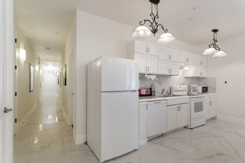 Signature Condo, 4 Bedrooms, Non Smoking, Kitchen | Private kitchen | Fridge, microwave, oven, stovetop