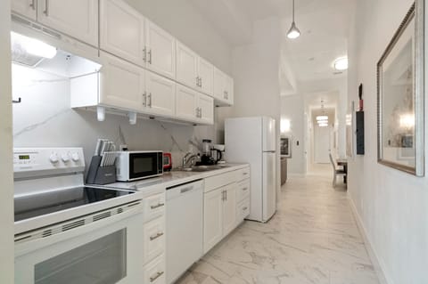 Signature Condo, 3 Bedrooms, Non Smoking, Kitchen | Private kitchen | Fridge, microwave, oven, stovetop