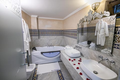 Luxury Suite (Sofia) | Bathroom | Free toiletries, bathrobes, slippers