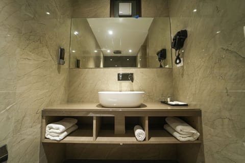 Deluxe Double or Twin Room | Bathroom | Shower, rainfall showerhead, free toiletries, hair dryer