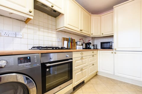 House | Private kitchen | Microwave, oven, stovetop, dishwasher