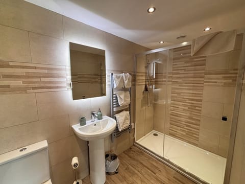 Traditional Double Room | Bathroom | Free toiletries, hair dryer, towels, soap