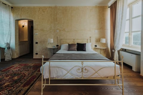 Deluxe Double Room | In-room safe, desk, soundproofing, free WiFi