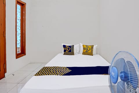 Economy Double Room | Laptop workspace, bed sheets