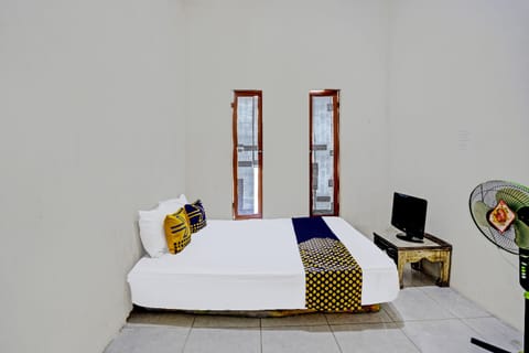 Economy Double Room | Laptop workspace, bed sheets