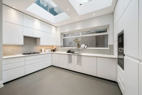 House | Private kitchen | Fridge, microwave, oven, stovetop