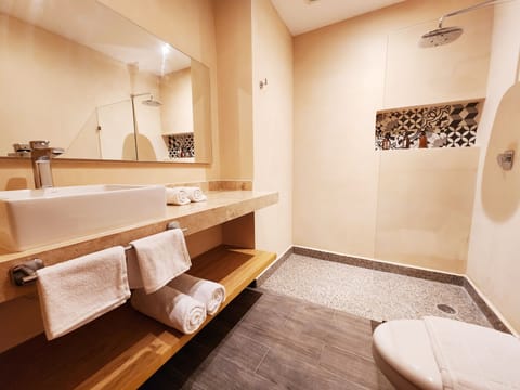 Deluxe Loft | Bathroom | Shower, free toiletries, towels, soap