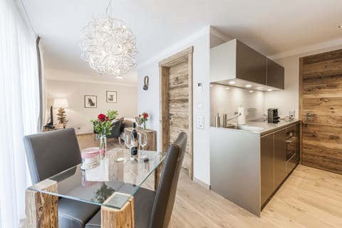 Junior Suite, 1 Bedroom, Kitchen | In-room dining