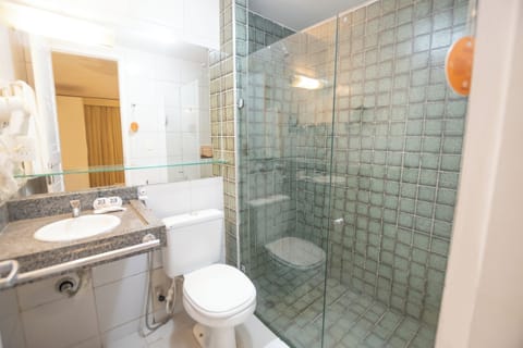 Grand Apartment | Bathroom | Shower, free toiletries, hair dryer, towels