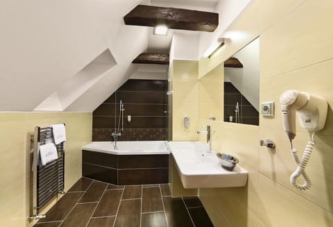 Deluxe Suite, 1 King Bed | Bathroom | Hair dryer, towels