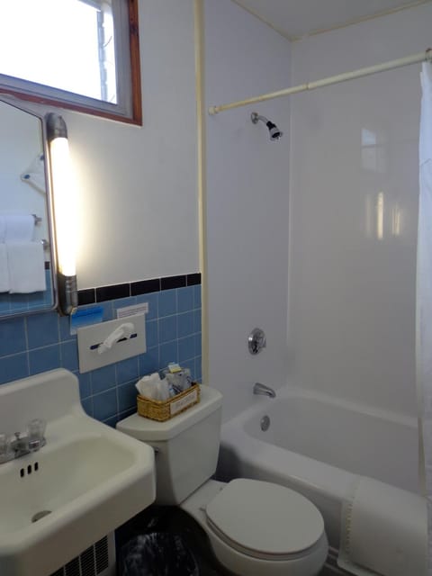 Combined shower/tub, free toiletries, towels