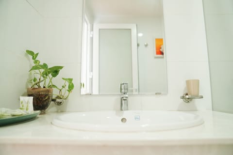 Superior Room | Bathroom | Shower, rainfall showerhead, free toiletries, hair dryer