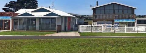 House | 3 bedrooms, desk