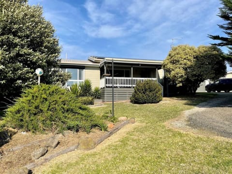 House | 3 bedrooms, desk