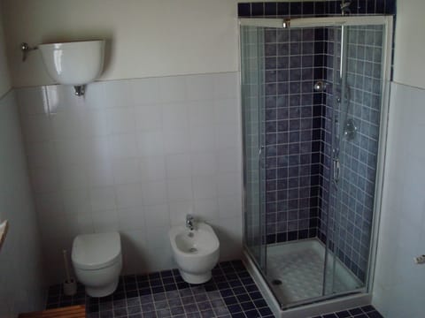Apartment, 2 Bedrooms | Bathroom | Shower, rainfall showerhead, free toiletries, hair dryer