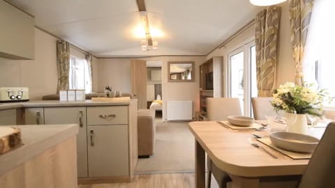 Cabin | Private kitchen | Fridge, microwave, oven, stovetop