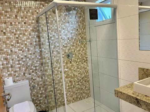 Deluxe Triple Room | Bathroom | Shower, hair dryer, towels