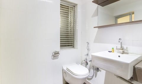 Deluxe Room | Bathroom | Shower, rainfall showerhead, free toiletries, towels