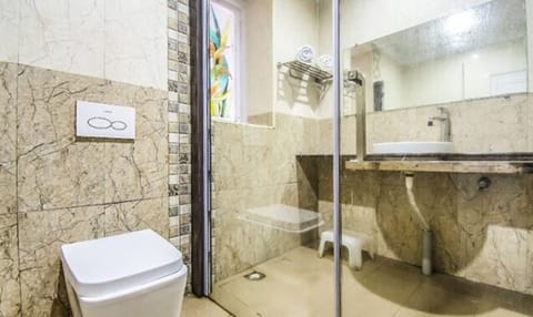 Deluxe Room | Bathroom | Shower, rainfall showerhead, free toiletries, towels