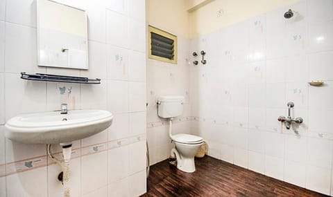 Deluxe Room | Bathroom | Shower, rainfall showerhead, free toiletries, towels