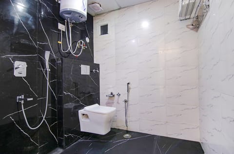 Deluxe Room | Bathroom | Shower, rainfall showerhead, free toiletries, towels