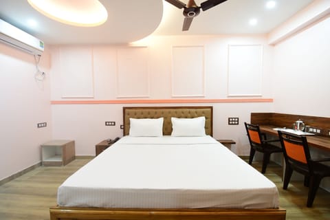 Deluxe Double Room, 1 Queen Bed, Smoking, City View | Individually decorated, laptop workspace, soundproofing, free WiFi