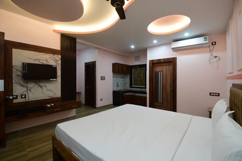 Deluxe Double Room, 1 Queen Bed, Smoking, City View | Individually decorated, laptop workspace, soundproofing, free WiFi