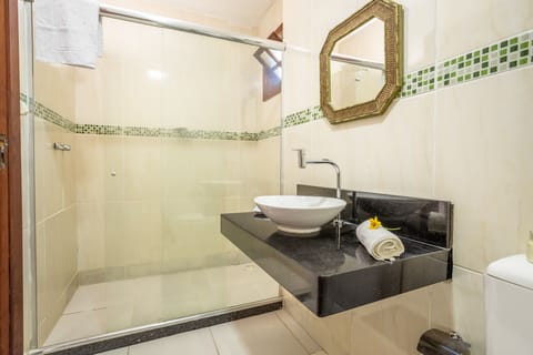 Family Room | Bathroom | Shower, towels, soap