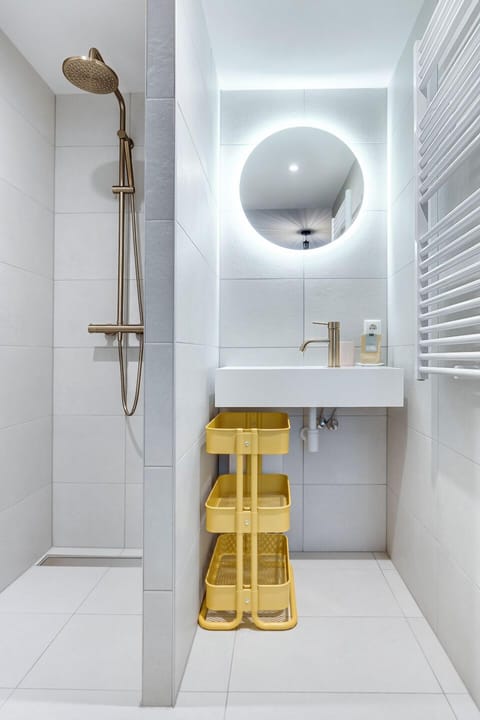 Luxury Apartment | Bathroom | Shower, rainfall showerhead, free toiletries, hair dryer