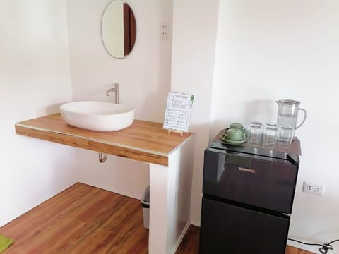 Family Apartment | Bathroom | Free toiletries, towels, soap, shampoo