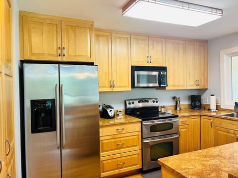 House, 3 Bedrooms | Private kitchen | Oven, stovetop, coffee/tea maker, toaster