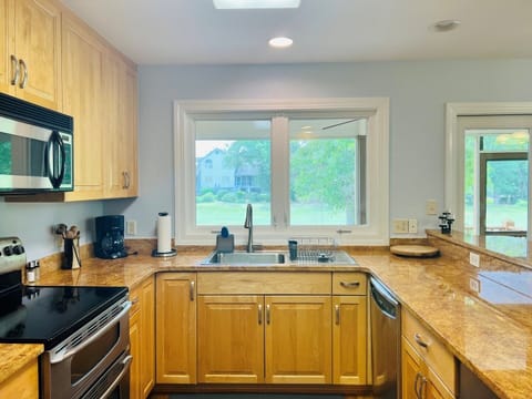 House, 3 Bedrooms | Private kitchen | Oven, stovetop, coffee/tea maker, toaster