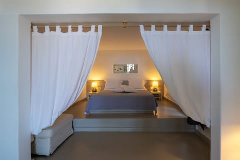 Honeymoon Suite, Sea View | Premium bedding, in-room safe, soundproofing, iron/ironing board