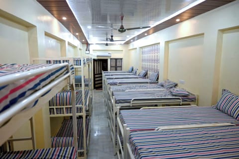 Basic Shared Dormitory | Desk, soundproofing, free WiFi, bed sheets