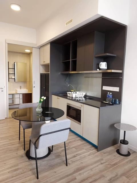 Deluxe Studio | Private kitchen | Fridge, microwave, dishwasher, electric kettle