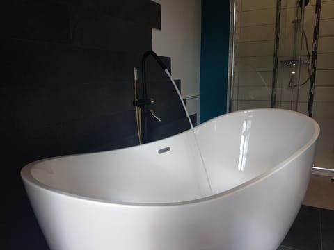 Deluxe Room | Bathroom | Free toiletries, hair dryer, towels, soap