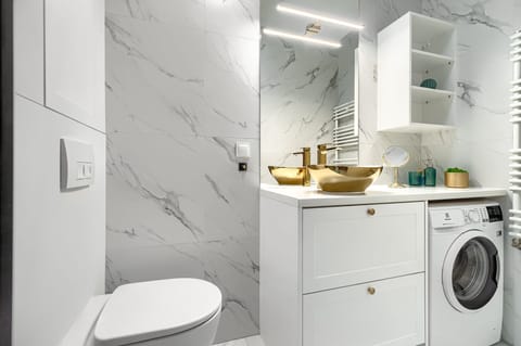 Apartment | Bathroom | Free toiletries, towels, toilet paper