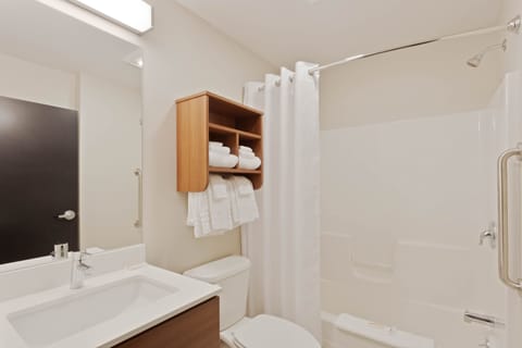 Combined shower/tub, free toiletries, hair dryer, towels