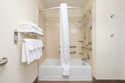 Combined shower/tub, hair dryer, towels