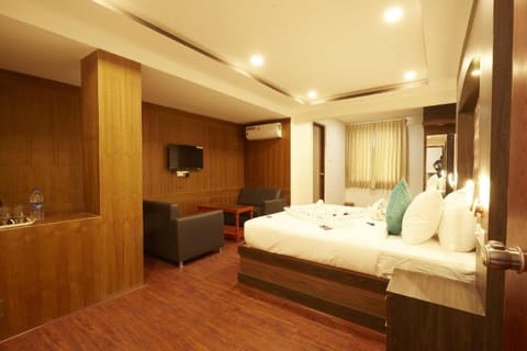 Business Room | Select Comfort beds, desk, soundproofing, free WiFi