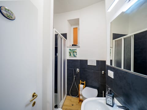 Comfort Apartment | Bathroom | Shower, rainfall showerhead, free toiletries, hair dryer