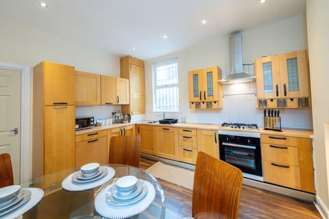 House | Private kitchen | Fridge, microwave, oven, stovetop