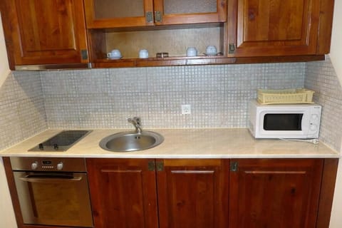 Room | Private kitchen | Microwave, stovetop, coffee/tea maker, electric kettle