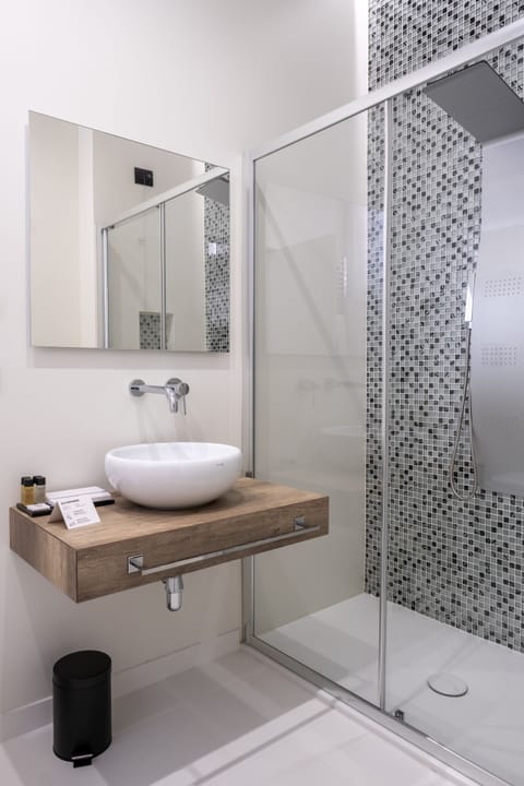 Room 3 | Bathroom | Shower, hydromassage showerhead, designer toiletries, hair dryer