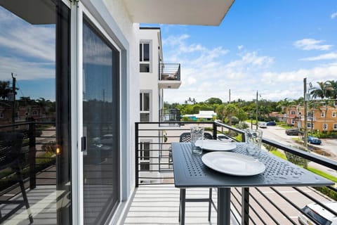 Luxury Suite, Kitchen, Courtyard View | Terrace/patio